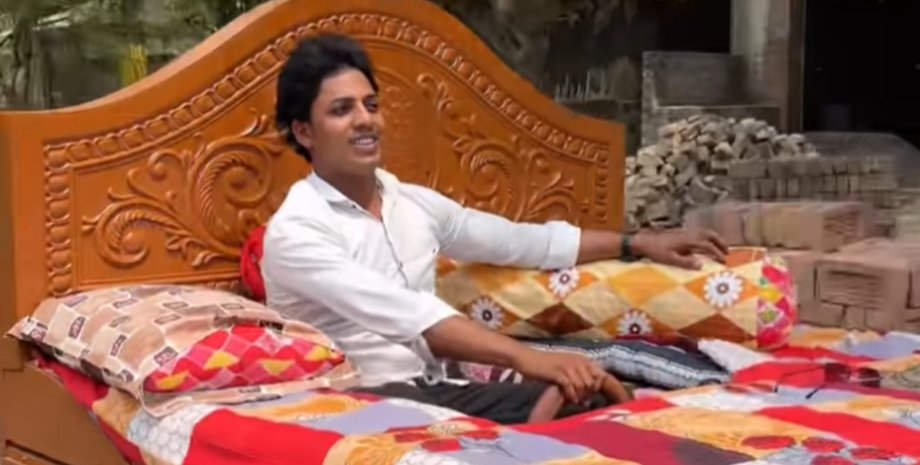 Мужчина переделал кровать в автомобиль, проехался на кровати, на кровати по городу, кровать на дороге, водители удивлены,