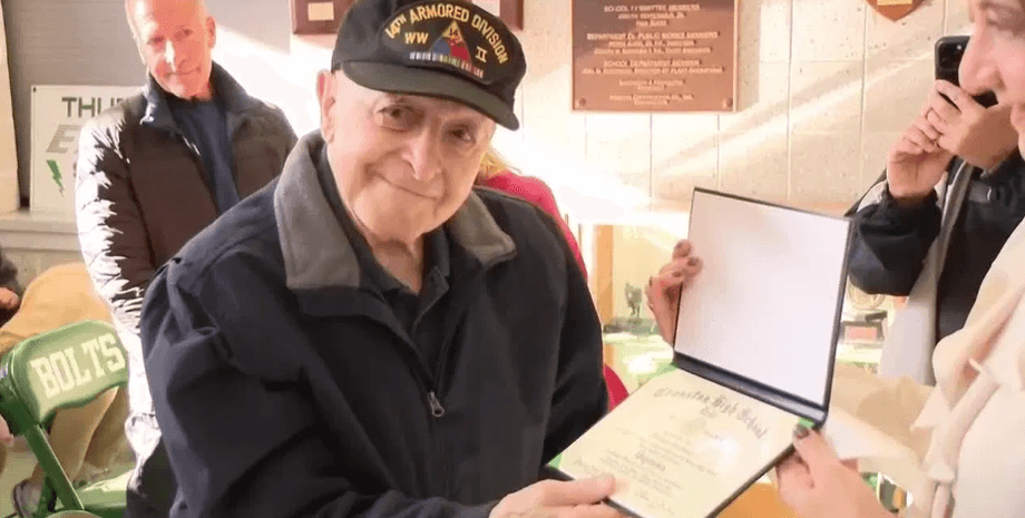 Энтони Симеоне с дипломом