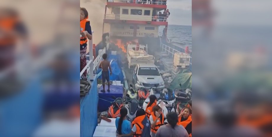 горить пором, пожежа на поромі, пожежа у Таїланді, дим на поромі, загорівся пором