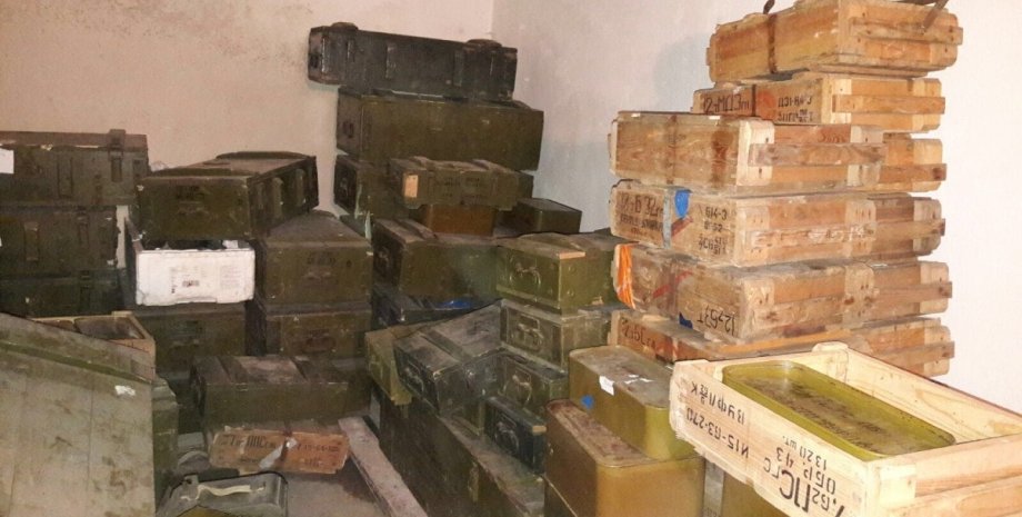 На месте дислокации "Днепр-1" нашли большое количество вывезенного из зоны АТО оружия / Фото: gp.gov.ua