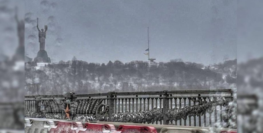 Батьківщина-Мати, Київ, флагшток, прапор України, негода, погода в Києві