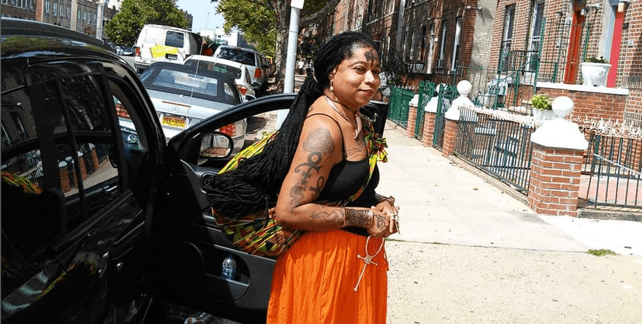 Жінка з найдовшими дредами, дреди, найдовше волосся, не стриглася 40 років, жінка обіймає волосся, рекорд,