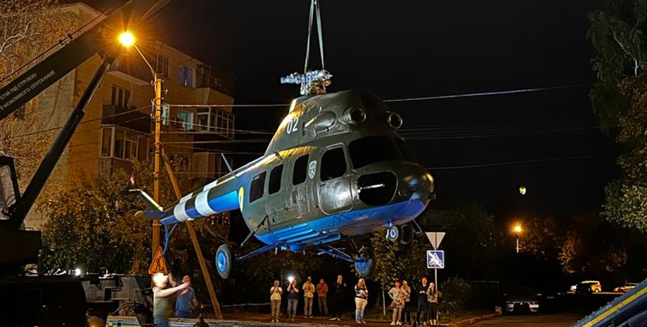 В центре Полтавы устанавливают боевой вертолет В центре Полтавы устанавливают вертолет Ми-2 вместо памятника Петру І