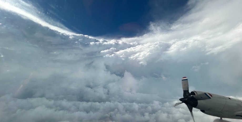 ураган эовин ураган эовин, самолет, метеорологи, исследование ураганов, охотники на ураганы