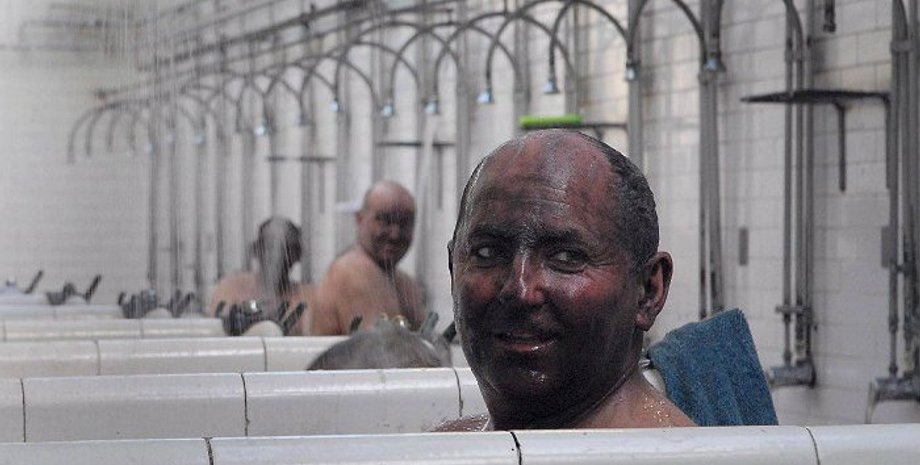 Горняки шахты "Тауэр коллери" по окончании последней в ее истории смены \ Фото: epa/vostock-photo