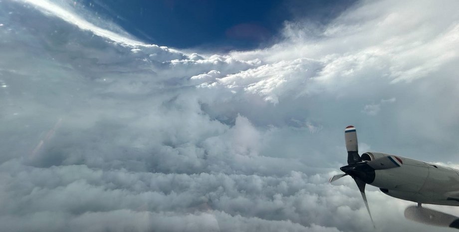 ураган эовин, самолет, метеорологи, исследование ураганов, охотники на ураганы