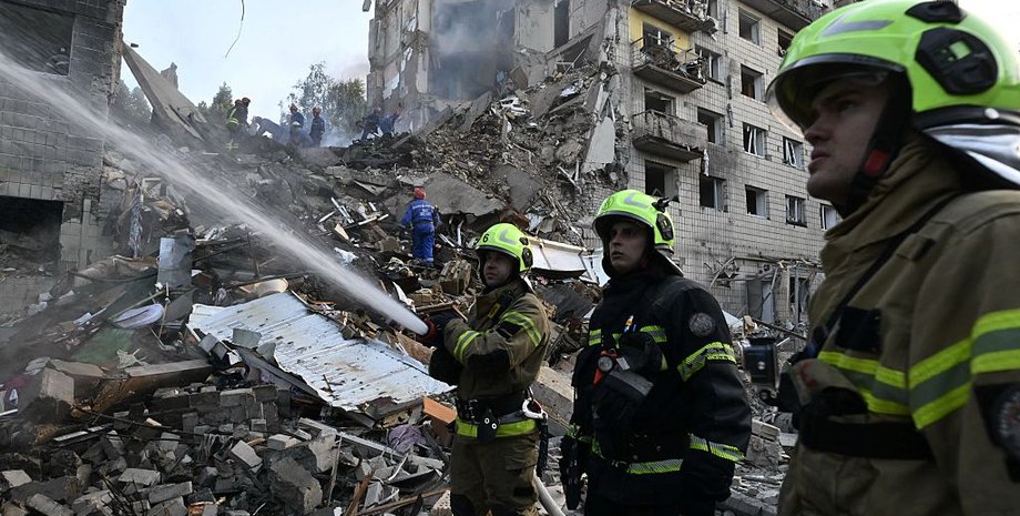 Последствия массированного обстрела Киева ночью на 17 июня в Соломенском районе