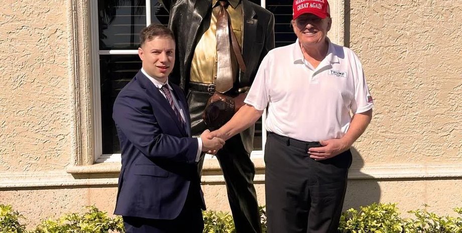 Трамп и статуя