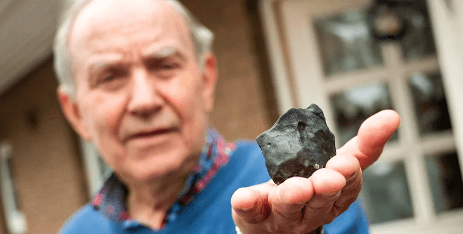 Метеорит, мужчина, дом, крыша, осколок метеорита