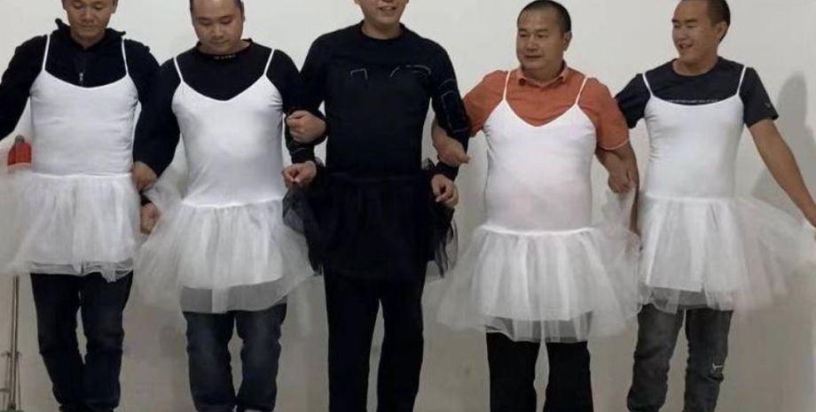 Мужчины станцевали в платьях, а также побрили головы, чтобы спасти своих детей от болезни, подробности истории