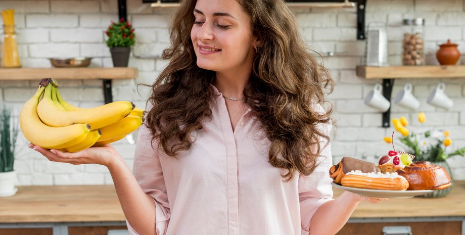 Девушка держит в руках бананы