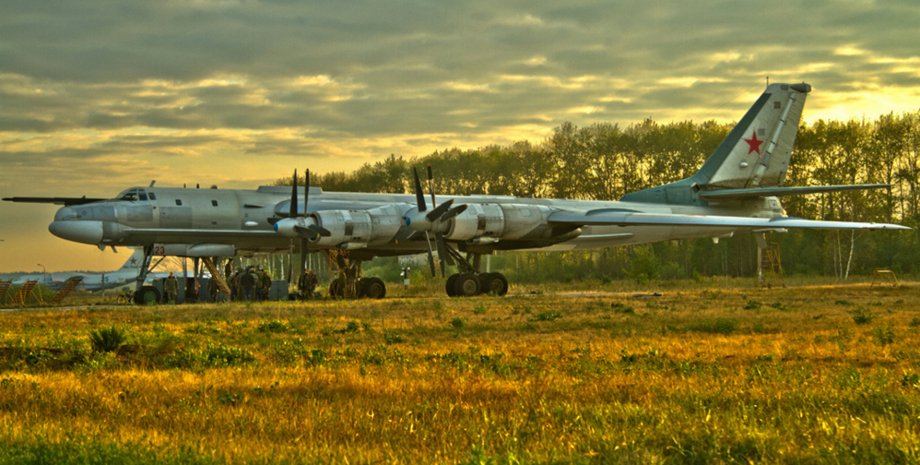 Символ холодной войны - бомбардировщик ТУ-95 / Фото: rewalls.com