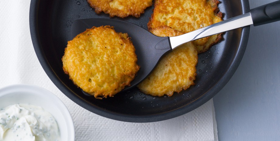 Картофельно-луковые оладьи – простой и вкусный рецепт