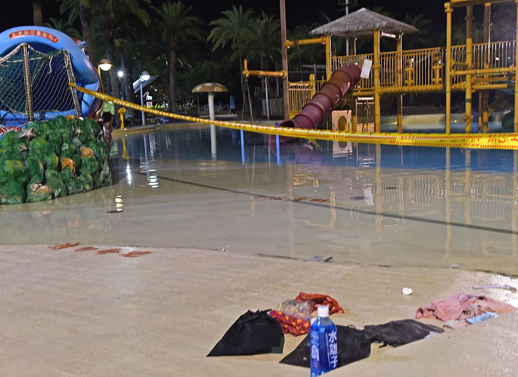 Покинута водна гірка у парку Покинута водна гірка у парку