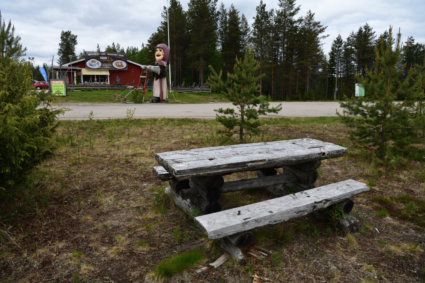 Літній ранок поблизу резиденції Санти Літній ранок поблизу резиденції Санти