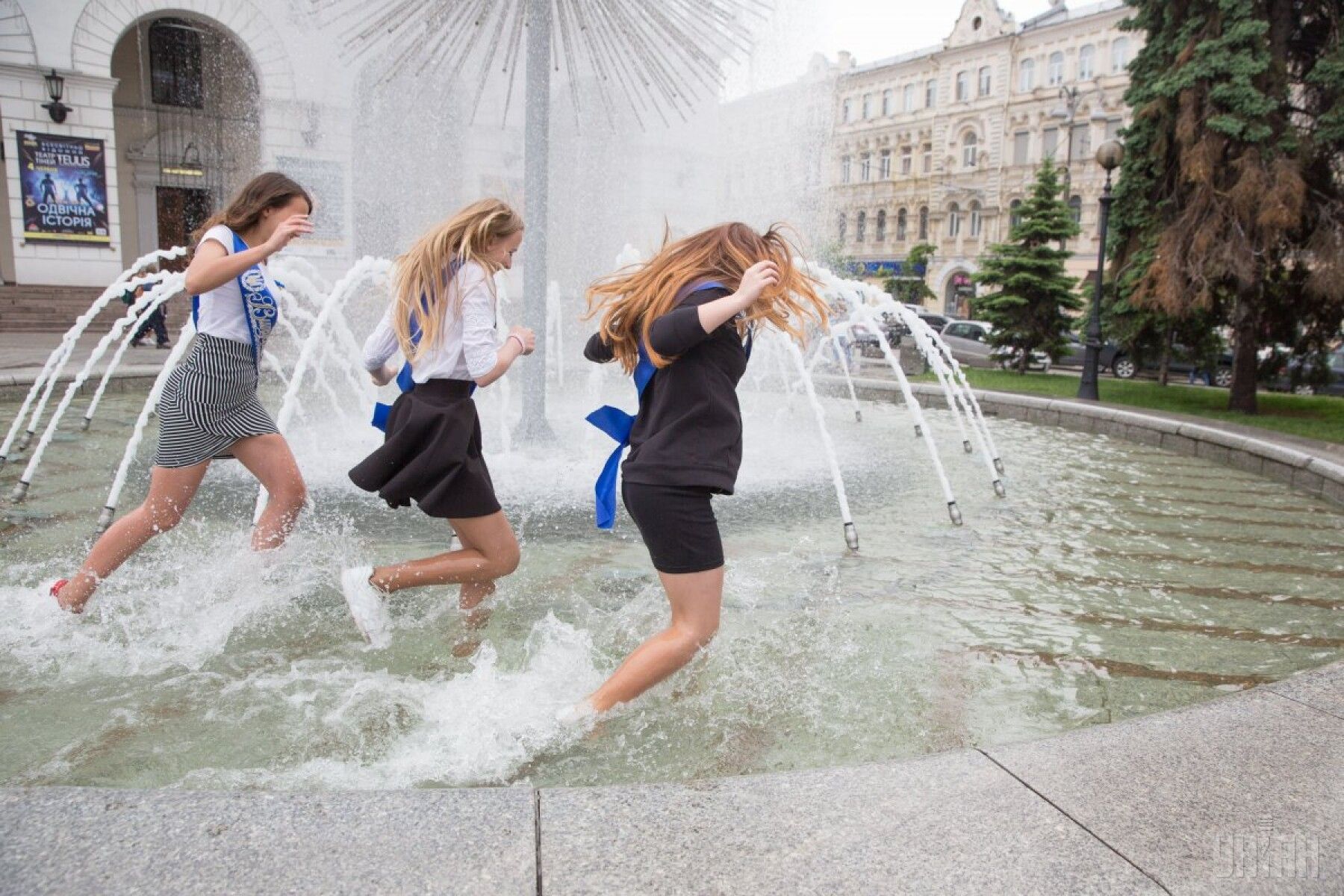 Фото выпускницы в фонтане