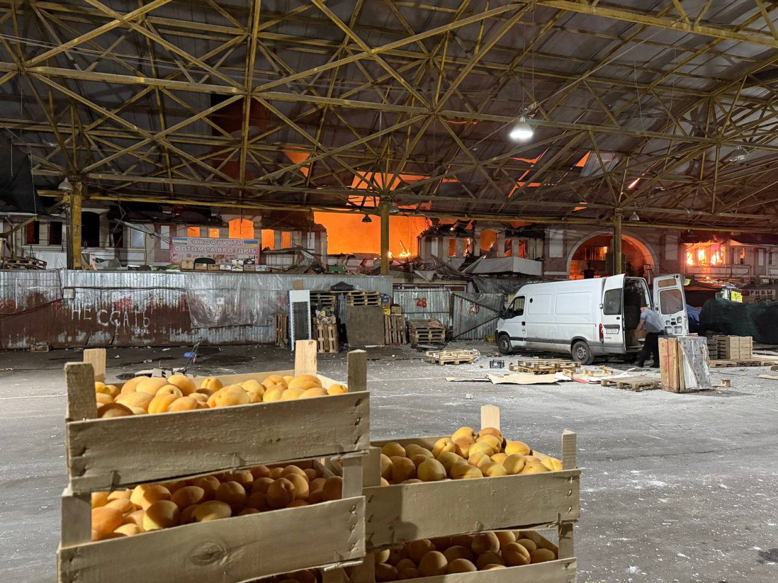 Пожежа в Одесі Пожежа в Одесі після удару по Привозу вночі 24 липня