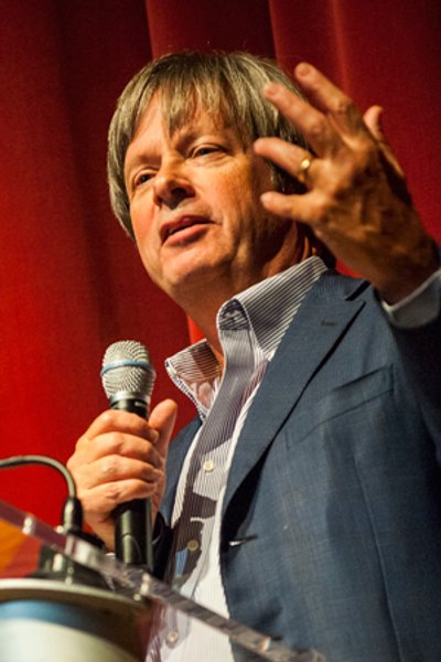 

Дэйв Барри не похож на угасающую звезду, он скорее напоминает мальчишку, для которого вся жизнь — детский сад
