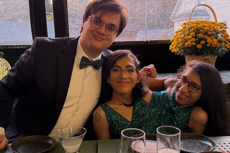 Сіамські близнючки в стосунках з чоловіком