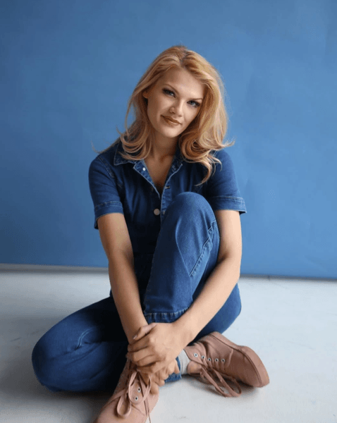 Кессі Донеган, модель у синьому костюмі