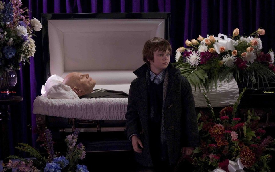 Жизнь за гранью, триллер, хоррор, кладбище, похороны, похоронное бюро, фильмы о маньяках,