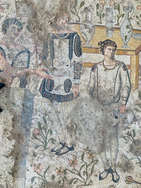 два мужчины, сосуды в руках, мозаика, фото