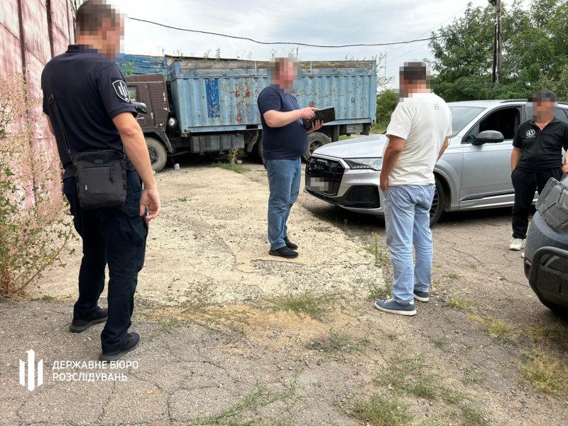 Дмитруку помочь выехать за границу три человека