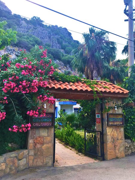 Виллы и пансионы. Вместо отельных комплексов Чиралы застроен маленькими гостиницами в два этажа максимум