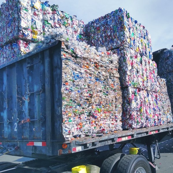 Переробка сміття, сміття, пластик, алюміній, бляшані банки, консервні банки, пляшки, картон, пресоване сміття