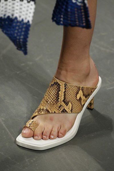 Летняя обувь, с акцентом на большом пальце, фото, женская мода, лето 2020