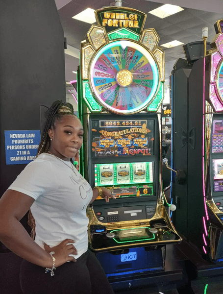 Игровые автоматы, казино, аэропорт, туристка, туристка сорвала джекпот, Лас-Вегас, выиграла деньги, приз, большой куш, удача, отпуск