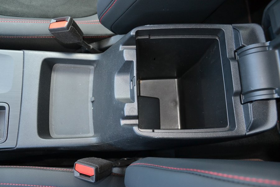 Подлокотник прячет глубокий бокс