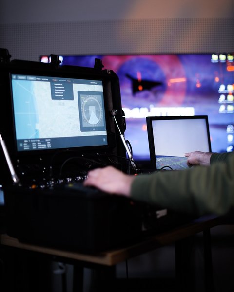 Чоловік користується симулятором дронів-перехоплювачів "Вартовий"