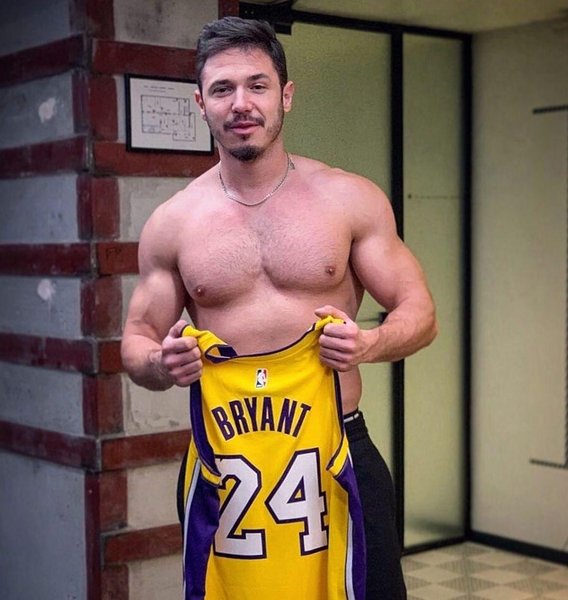 Фитнес-тренер инстаграм, фитнес дома, самоизоляция, коронавирус