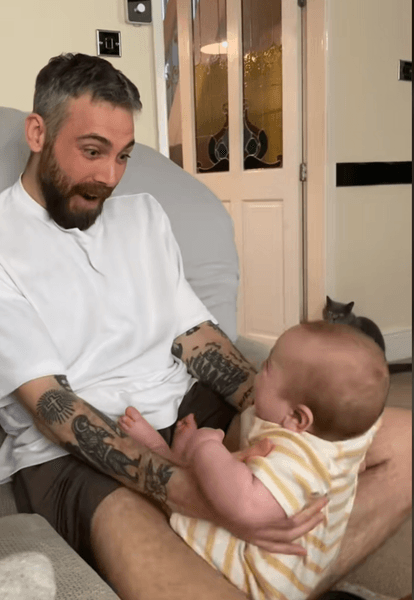 Зворушлива сцена з дитиною, татом і незадоволеним котом