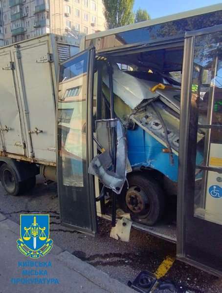 Грузовик протаранил маршрутку в Киеве