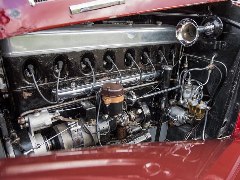 Під капотом встановлена 180-сильна компресорна вісімка