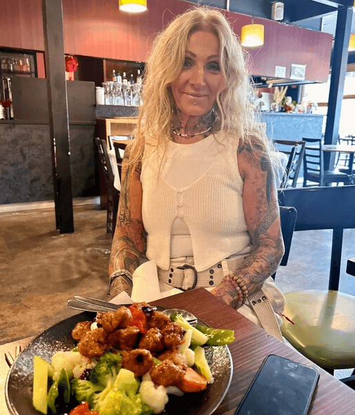 72-річна Лоррейн Кассар за вечерею, що демонструє молодість і впевненість