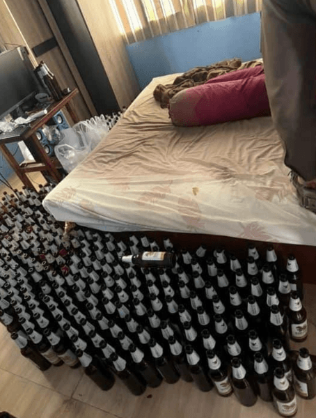 Пустые бутылки из-под пива в квартире