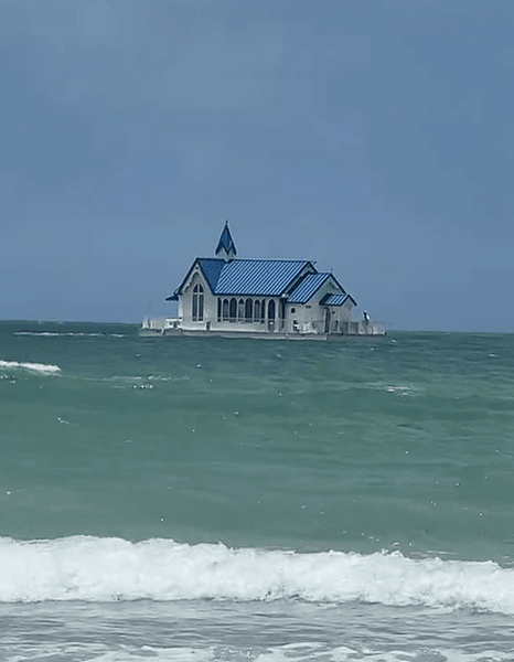 Дівчина помітила будинок в океані, плавучий будинок, чи може будинок плавати, переміщення будинку, житло, нерухомість, погойдується на хвилях