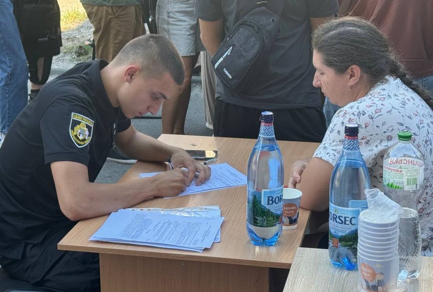 Жители пострадавшего от российской ракеты дома