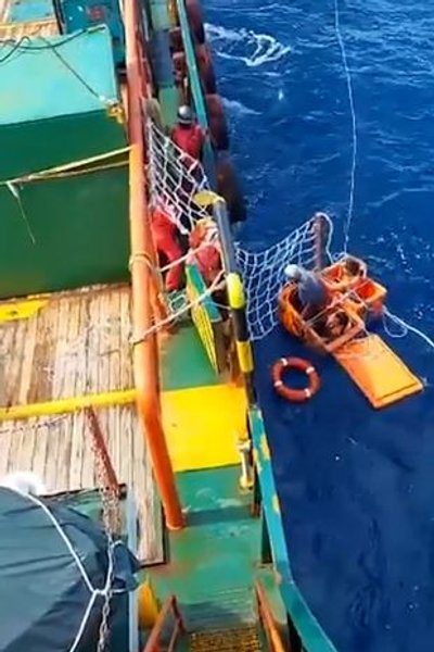 Ящики для льда спасли рыбаков, Малайзия