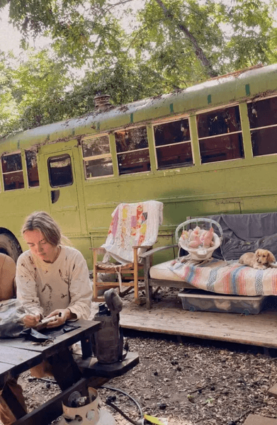 Бывшая модель живет в автобусе, школьный автобус, дом на колесах, бывшая модель, Лора Ла Рю, модель живет в автобусе