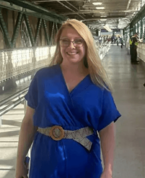 Трейси Хоу в синем платье