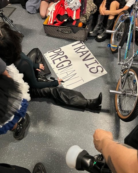 Кортни Кардашьян Кортни Кардашьян сказала жениху о беременности во время его концерта (видео)