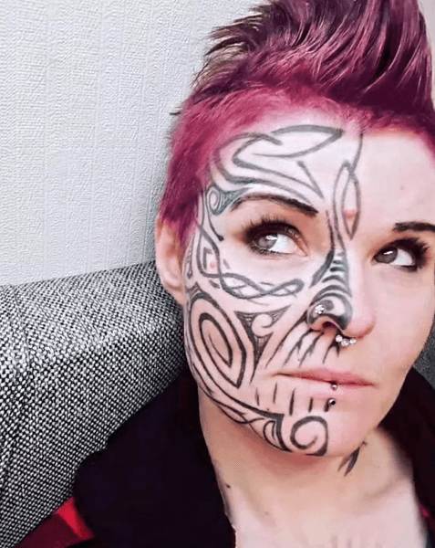 Девушка с татуировкой викинга, тату, тату на лице, рисунок на лице, символы викингов, богиня Хель, трудная жизнь, болезнь