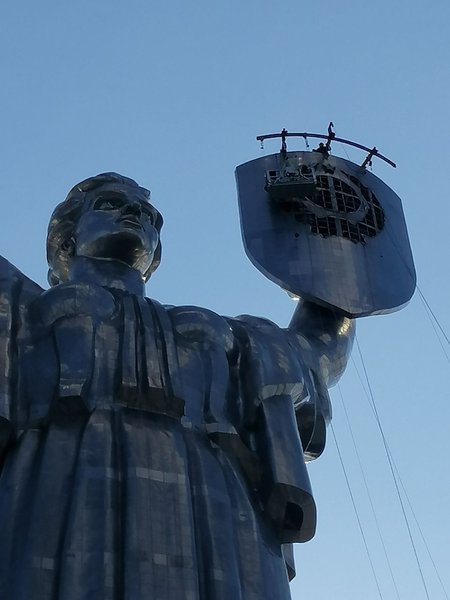 Демонтаж герба СРСР на щиті Батьківщини-матері в Києві