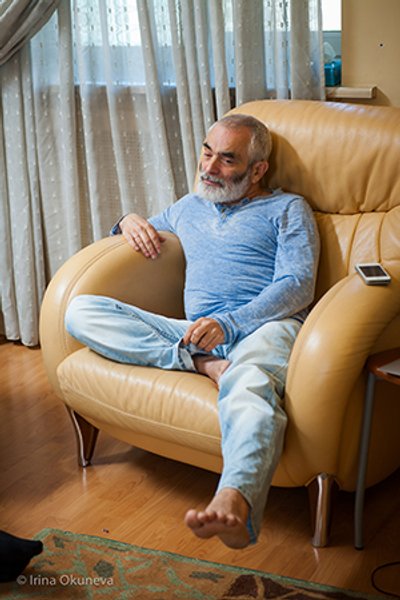 

Александр Ройтман: "Это очень больно — каждое мгновение сомневаться. Простых ответов ведь нет. А там, где есть, мне не хотелось бы оказаться. Там очень быстро расстреливают, деля по простому принципу "белое" или "черное". Я туда не хочу"
