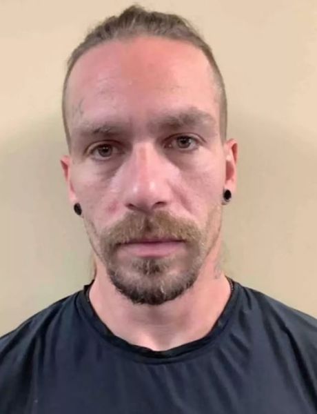 В яме под фургоном правоохранители нашли опасного преступника, мужчина жил в подземелье под фургоном