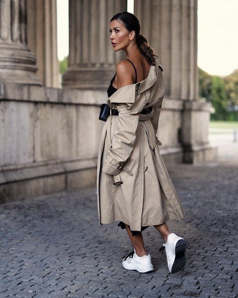 Бежевий плащ 2022 фото